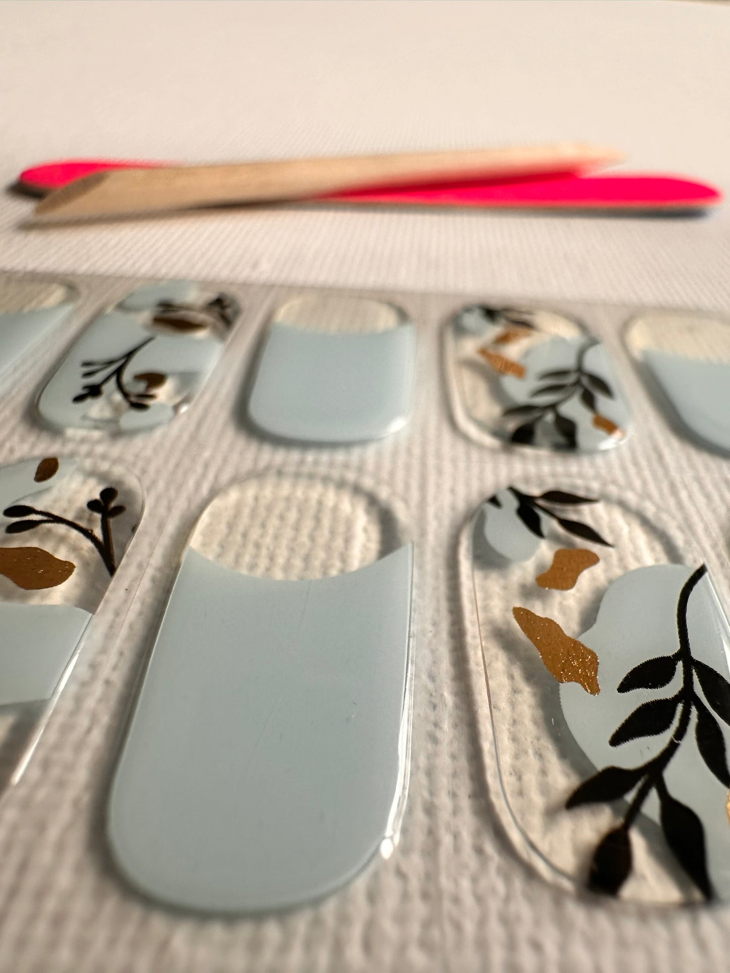 TWIGGY 20pc Long-Lasting Gel Nail Sticker Kit - Vegan, Cruelty-Free, and Non-Toxic